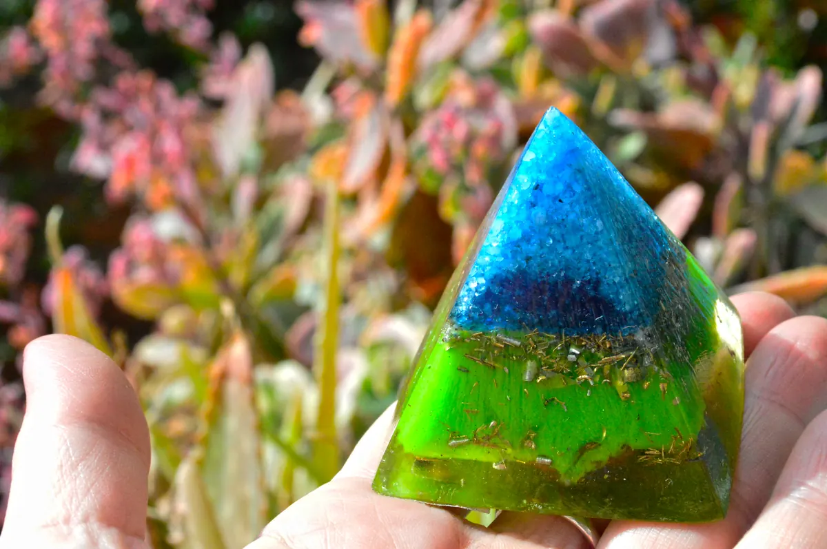 Pirámide de orgonita azul y verde