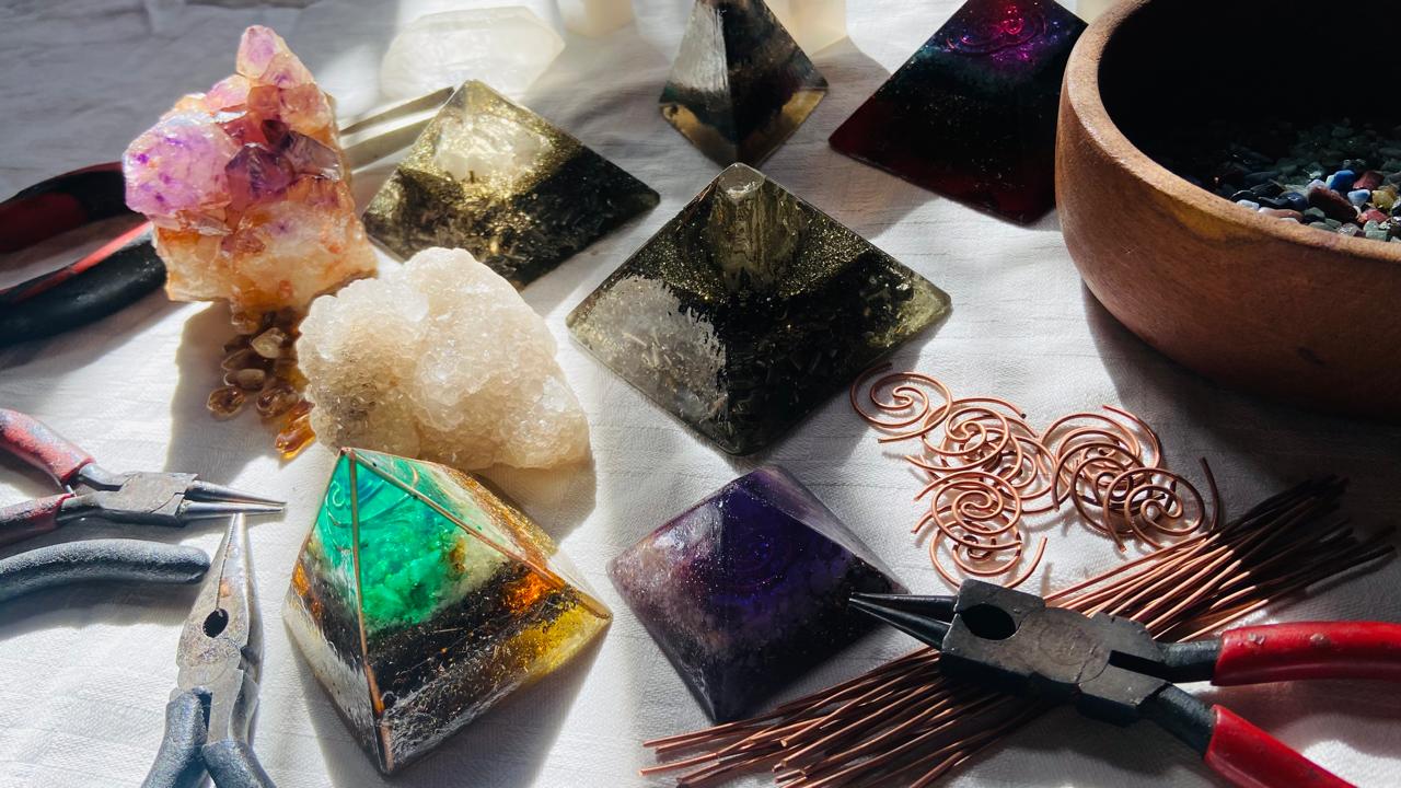 Taller de Orgonitas en Vivo – Experiencia Creativa Online — Pirámides Energéticas